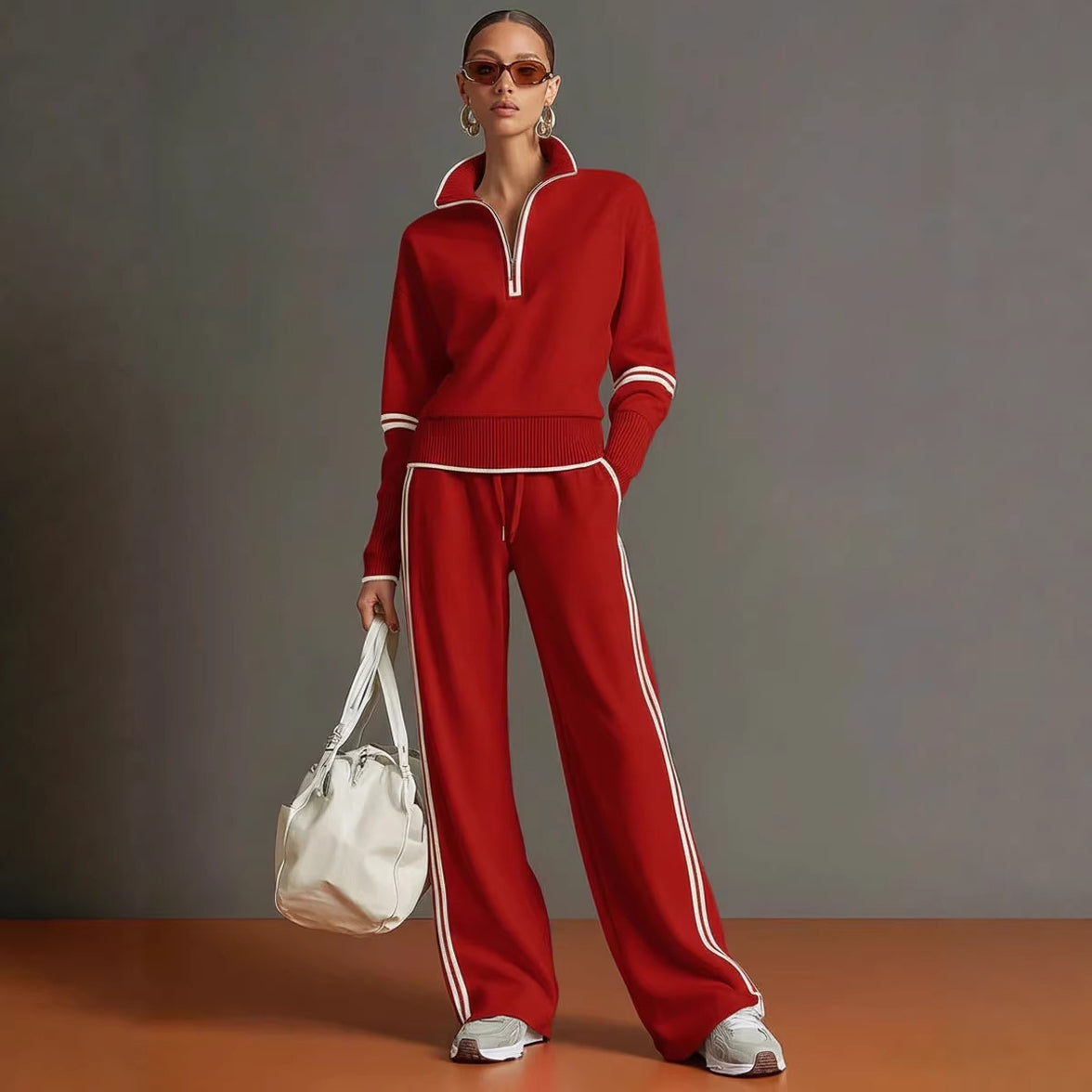 Casual leisure suit met accent strepen.