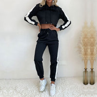 Tweedelige croptop joggingsuit zwart,wit.